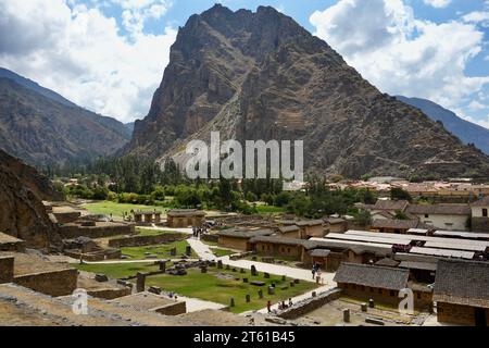 Ollantaytambo, Peru, 5. Oktober 2023. Die archäologische Stätte der Inka mit dem Berg Pinkuylluna ist im Hintergrund. Stockfoto
