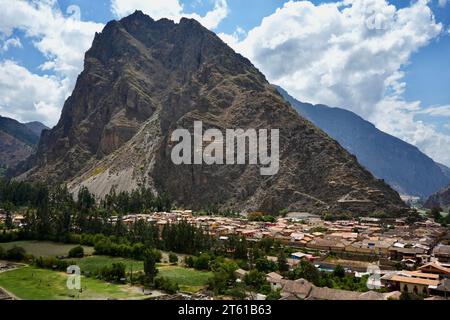 Ollantaytambo, Peru, 5. Oktober 2023. Die archäologische Stätte der Inka mit dem Berg Pinkuylluna ist im Hintergrund. Stockfoto
