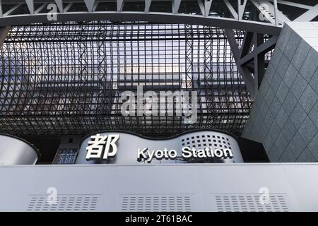 Kyoto, Japan - 17. April 2023: Eingang des von Hiroshi Hara entworfenen Kyoto-Bahnhofsgebäudes mit vielen Eigenschaften des futuristischen Stils Stockfoto