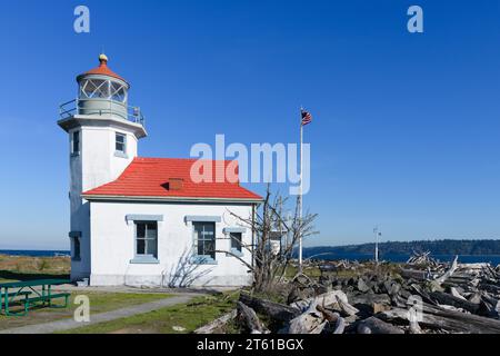 Maury Island, WA, USA - 30. Oktober 2023; Point Robinson Lighthouse vor blauem Himmel in der Sonne am Puget Sound Stockfoto