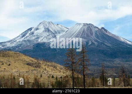 Mount Shasta Vulkan in Nordkalifornien mit Jahreszeiten erster Schneefall auf dem Gipfel des Vulkans im Pacific Ring of Fire Stockfoto