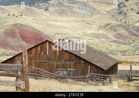 Traditionelle Holzscheune auf der Cant Ranch im John Day Fossil Beds National Monument Stockfoto