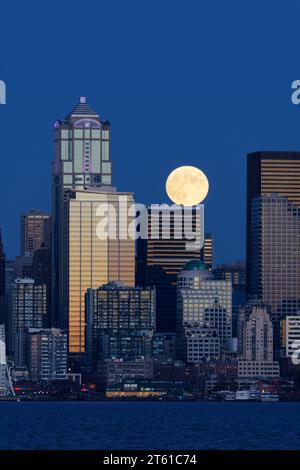 Seattle, WA, USA - 28. Oktober 2023; Hunter's Moon erhebt sich hinter der Skyline von Seattle Stockfoto