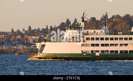 Seattle, WA, USA - 28. Oktober 2023; Nahaufnahme des Bugs der Washington State Ferry Issaquah auf Elliott Bay Stockfoto