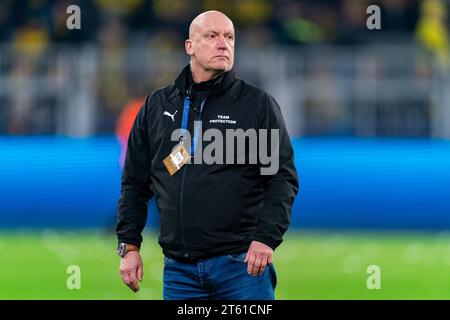 Dortmund, Deutschland. November 2023. DORTMUND, DEUTSCHLAND - 7. NOVEMBER: nach der Pressekonferenz nach dem Spiel der UEFA Champions League Gruppe F zwischen Borussia Dortmund und Newcastle United FC am 7. November 2023 im Signal Iduna Park in Dortmund (Foto: Joris Verwijst/Orange Pictures) wird ein Sicherheitsbeauftragter des Mannschaftsschutzes von Borussia Dortmund gesehen. Orange Pics BV/Alamy Live News Stockfoto