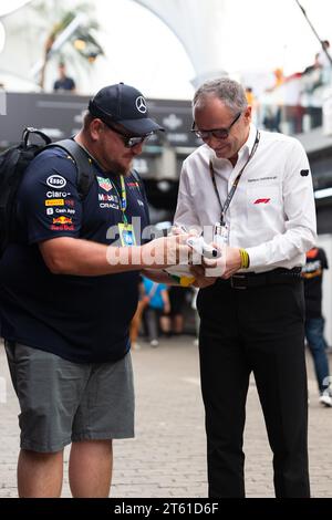 STEFANO DOMENICALI, CEO der Formula One Group, kommt im Rahmen des Grand Prix von Sao Paulo 2023 im Autodromo Jose Carlos Pace on N im Fahrerlager an Stockfoto