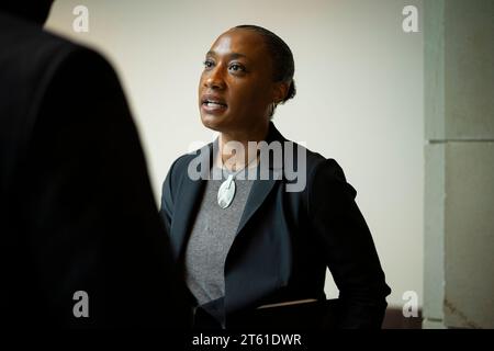 Washington, USA. November 2023. Senator Laphonza Butler (D-CA) spricht bei den Senatsabstimmungen im US-Kapitol in Washington, DC, am Dienstag, den 7. November, vor den Medien. 2023. (Graeme Sloan/SIPA USA) Credit: SIPA USA/Alamy Live News Stockfoto