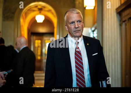 Washington, USA. November 2023. Senator Dan Sullivan (R-AK) verlässt das Saal des Senats, nachdem er am Dienstag, den 7. November, im US-Kapitol in Washington, DC, gewählt hatte. 2023. (Graeme Sloan/SIPA USA) Credit: SIPA USA/Alamy Live News Stockfoto