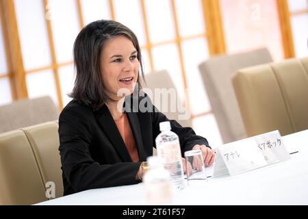 Tokio, Japan. November 2023. Frau Annalena Baerbock (Allianz 90/die Grünen), Außenministerin, bei einem Treffen mit der japanischen Außenministerin zu bilateralen Gesprächen. Quelle: Sina Schuldt/dpa/Alamy Live News Stockfoto