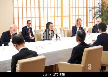 Tokio, Japan. November 2023. Annalena Baerbock (Allianz 90/die Grünen, Mitte), Außenministerin, trifft sich zu bilateralen Gesprächen mit Yoko Kamikawa (rechts), der japanischen Außenministerin. Quelle: Sina Schuldt/dpa/Alamy Live News Stockfoto