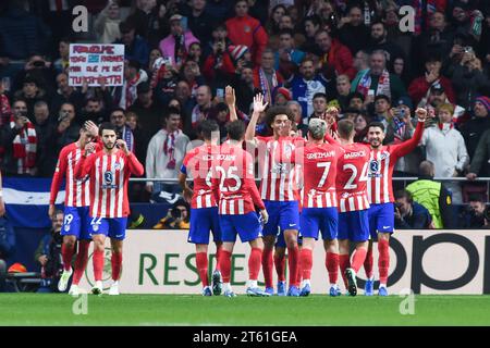 Madrid, Spanien. November 2023. Die Spieler von Atletico de Madrid feiern ein Tor beim Spiel der Gruppe E der UEFA Champions League zwischen Atletico de Madrid und Celtic am 7. November 2023 in Madrid, Spanien. Gustavo Valiente/Xinhua/Alamy Live News Stockfoto