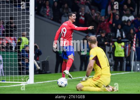 Madrid, Spanien. November 2023. Alvaro Morata (L) von Atletico de Madrid feiert ein Tor beim Spiel der UEFA Champions League Gruppe E zwischen Atletico de Madrid und Celtic am 7. November 2023 in Madrid, Spanien. Gustavo Valiente/Xinhua/Alamy Live News Stockfoto