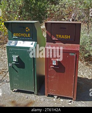 BearSaver Müllcontainer und Recyclingbehälter in Kalifornien Stockfoto