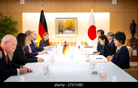 Tokio, Japan. November 2023. Annalena Baerbock (Allianz 90/die Grünen, 2. Von links), Außenministerin, trifft sich zu bilateralen Gesprächen mit der japanischen Außenministerin Yoko Kamikawa (r). Quelle: Sina Schuldt/dpa/Alamy Live News Stockfoto