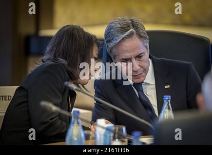 Annalena Baerbock l Buendnis 90/die Gruenen, Bundesaussenministerin, nimmt Teil am Treffen der G7- Aussenministerinnen und Aussenminister in Tokio, Japan. Hier mit dem amerikanischen Aussenminister Antony blinken zu Beginn der ersten Arbeitssitzung. Tokio Japan *** Annalena Baerbock l Buendnis 90 die Gruenen, Bundesaußenministerin, nimmt hier am Treffen der G7-Außenminister in Tokio, Japan, mit US-Außenministerin Antony blinken zu Beginn der ersten Arbeitssitzung Tokio Japan Teil Copyright: XThomasxKoehlerx Credit: Imago/Alamy Live News Stockfoto