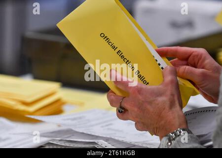 Scranton, Usa. November 2023. Eine Frau nimmt eine Briefwahl aus einem Umschlag. Die Kommunalwahlen in Pennsylvania hatten eine geringe Wahlbeteiligung. Die Briefe in den Stimmzettel wurden den ganzen Tag über gezählt. Quelle: SOPA Images Limited/Alamy Live News Stockfoto