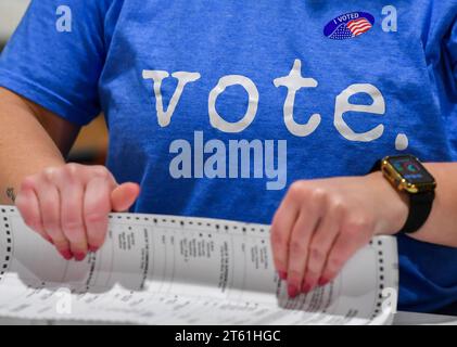 Scranton, Usa. November 2023. Eine Frau, die ein T-Shirt trägt, bereitet Briefe auf den Stimmzettel vor, die gezählt werden sollen. Die Kommunalwahlen in Pennsylvania hatten eine geringe Wahlbeteiligung. Die Briefe in den Stimmzettel wurden den ganzen Tag über gezählt. Quelle: SOPA Images Limited/Alamy Live News Stockfoto