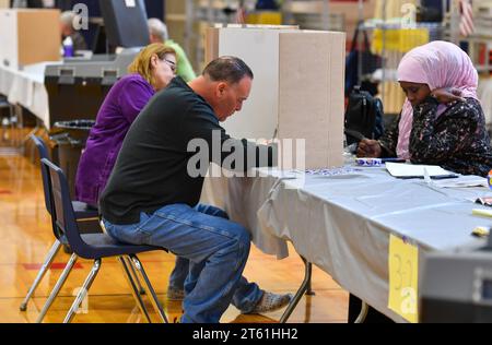 Scranton, Usa. November 2023. Die Leute wählen in einem Wahllokal. Die Kommunalwahlen in Pennsylvania hatten eine geringe Wahlbeteiligung. Die Briefe in den Stimmzettel wurden den ganzen Tag über gezählt. Quelle: SOPA Images Limited/Alamy Live News Stockfoto