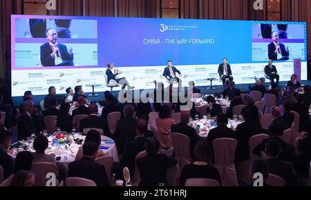 Hongkong. November 2023. Dieses Foto vom 7. November 2023 zeigt eine Szene der Hauptsitzung des Global Financial Leaders' Investment Summit in Hongkong, Südchina. PASSEND ZU „Roundup: Star-besetztes Finanzgipfels-Line-up setzt Votum of Confidence in Hong Kong, Festland“ Credit: Chen Duo/Xinhua/Alamy Live News Stockfoto