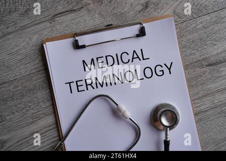 Draufsicht des Stethoskops und der Zwischenablage aus Papier mit MEDIZINISCHER TERMINOLOGIE. Medizin- und Gesundheitskonzept. Stockfoto
