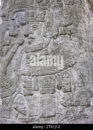 Das Grab von Miguel Angel Asturias in der Cimetière du Père-Lachaise in Paris ist mit einer Maya-Stele markiert. Aufnahme im Frühjahr 2005. Stockfoto