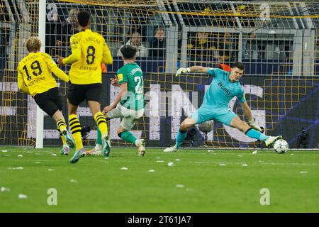 Dortmund, Deutschland. November 2023. Julian Brandt (1. L) von Borussia Dortmund trifft beim Spiel der UEFA Champions League Gruppe F zwischen Borussia Dortmund und Newcastle United am 7. November 2023 in Dortmund. Quelle: Joachim Bywaletz/Xinhua/Alamy Live News Stockfoto