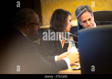 Tokio, Japan. November 2023. Annalena Baerbock (Allianz 90/die Grünen), Außenministerin, im Gespräch mit Antony J. Blinken, US-Außenministerin, bei einer Arbeitssitzung über die Ukraine mit den G7-Außenministern. Quelle: Sina Schuldt/dpa/Alamy Live News Stockfoto