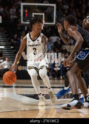 Nashville, Tennessee, USA. November 2023. Vanderbilt Commodores Wächter Paul Lewis (3) fährt mit dem Ball während seines NCAA Basketballspiels in Nashville den Platz hinunter. (Kreditbild: © Camden Hall/ZUMA Press Wire) NUR REDAKTIONELLE VERWENDUNG! Nicht für kommerzielle ZWECKE! Stockfoto