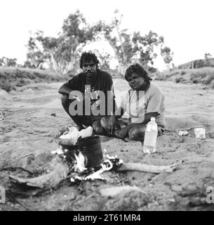 Aborigines im Todd River, Alice Springs, Northern Territory, Australien Stockfoto