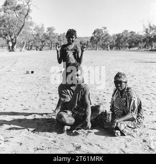 Aborigines im Todd River, Alice Springs, Northern Territory, Australien Stockfoto