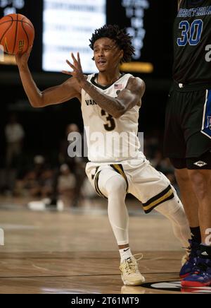 Nashville, Tennessee, USA. November 2023. Vanderbilt Commodores Wärter Paul Lewis (3) übergibt den Ball während seines NCAA-Basketballspiels in Nashville. (Kreditbild: © Camden Hall/ZUMA Press Wire) NUR REDAKTIONELLE VERWENDUNG! Nicht für kommerzielle ZWECKE! Stockfoto