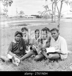 Aborigines im Todd River, Alice Springs, Northern Territory, Australien Stockfoto