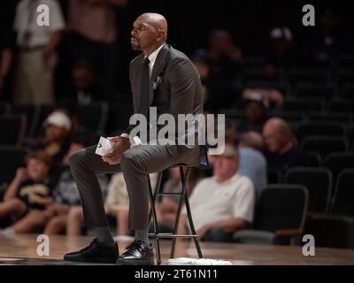 Nashville, Tennessee, USA. November 2023. Vanderbilt Head Basketball Coach Jerry Stackhouse während seines Spiels gegen das Presbyterian College. (Kreditbild: © Camden Hall/ZUMA Press Wire) NUR REDAKTIONELLE VERWENDUNG! Nicht für kommerzielle ZWECKE! Stockfoto