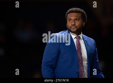 Nashville, Tennessee, USA. November 2023. Basketballtrainer Quiton Ferrell im Presbyterian College während seines Basketballspiels gegen die Vanderbilt University in Nashville. (Kreditbild: © Camden Hall/ZUMA Press Wire) NUR REDAKTIONELLE VERWENDUNG! Nicht für kommerzielle ZWECKE! Stockfoto