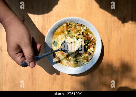 Hühnersuppe (Soto Ayam) ist fertig zum Servieren. Traditionelles indonesisches Essen Stockfoto