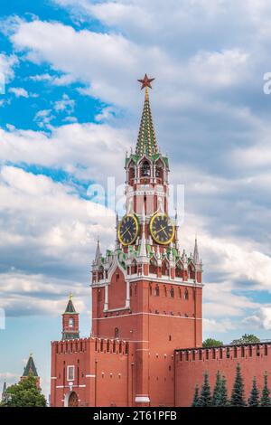 Spasskaya Turm des Moskauer Kremls. Der Spasskaya-Turm ist der Hauptturm mit einer Durchgangsleitung an der östlichen Wand des Moskauer Kremls, die overl Stockfoto