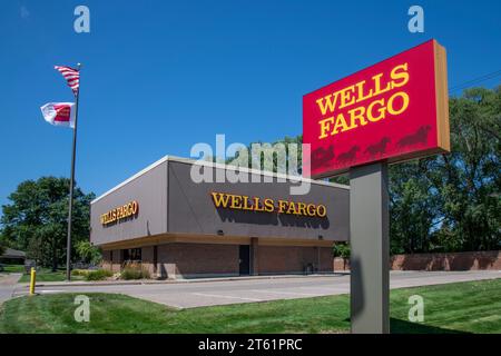 New Brighton, Minnesota. Wells Fargo Bank mit Wells Fargo Flagge und amerikanischer Flagge. Stockfoto