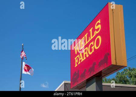 New Brighton, Minnesota. Wells Fargo-Bankschild mit fliegenden Fahnen. Stockfoto