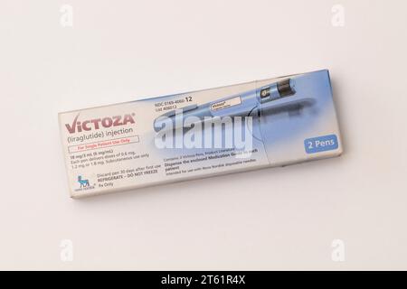 Stillleben von Victoza ein injizierbares verschreibungspflichtiges Gewichtsreduktionsmittel und Antidiabetika auf weißem Hintergrund. Stockfoto