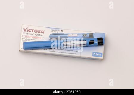 Stillleben von Victoza ein injizierbares verschreibungspflichtiges Gewichtsreduktionsmittel und Antidiabetika auf weißem Hintergrund. Stockfoto