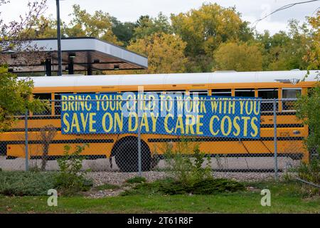St. Paul, Minnesota. Unterschreiben Sie Werbung für Busfahrer und bringen Sie Ihr Kind mit zur Arbeit. Stockfoto
