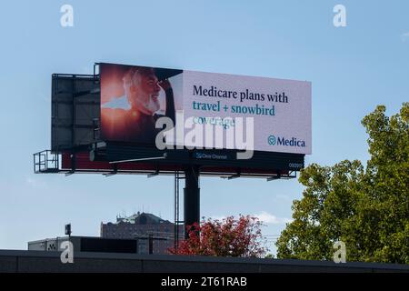 St. Paul, Minnesota. Ende des Jahres Medicare Pläne. Medica Werbung für Schneevögel und Reiseberichte. Stockfoto