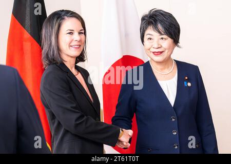 Tokio, Japan. November 2023. Frau Annalena Baerbock (Allianz 90/die Grünen), Außenministerin Japans, Yoko Kamikawa (r), zu bilateralen Gesprächen. Quelle: Sina Schuldt/dpa/Alamy Live News Stockfoto