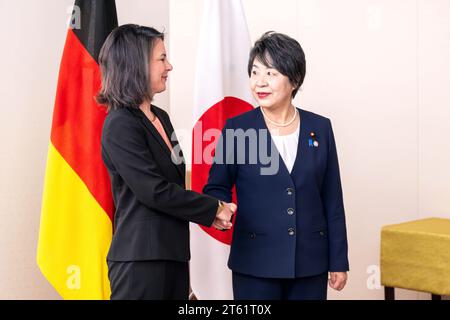 Tokio, Japan. November 2023. Frau Annalena Baerbock (Allianz 90/die Grünen), Außenministerin Japans, Yoko Kamikawa (r), zu bilateralen Gesprächen. Quelle: Sina Schuldt/dpa/Alamy Live News Stockfoto