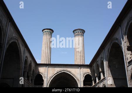 Cifte Minareli Medrese, die Doppel-Minarett-Madrasa in Erzurum, Türkei Stockfoto