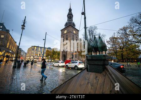 Oslo, Norwegen. November 2023. In der Nähe der Erlöserkathedrale in Oslo sind Menschen zu Fuß zu sehen. Oslo ist die Hauptstadt Norwegens und liegt an der Südküste des Landes, bekannt für seine natürliche Schönheit und seinen nachhaltigen Lebensstil. Quelle: SOPA Images Limited/Alamy Live News Stockfoto