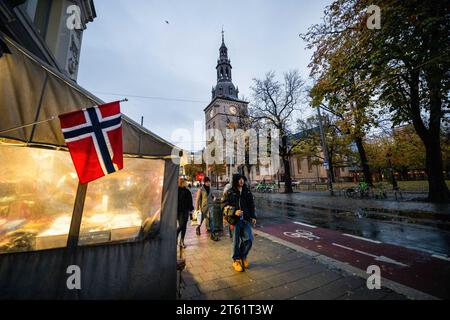 Oslo, Norwegen. November 2023. In der Nähe der Erlöserkathedrale in Oslo sind Menschen zu Fuß zu sehen. Oslo ist die Hauptstadt Norwegens und liegt an der Südküste des Landes, bekannt für seine natürliche Schönheit und seinen nachhaltigen Lebensstil. Quelle: SOPA Images Limited/Alamy Live News Stockfoto