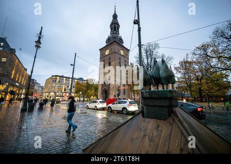 Oslo, Norwegen. November 2023. In der Nähe der Erlöserkathedrale in Oslo sind Menschen zu Fuß zu sehen. Oslo ist die Hauptstadt Norwegens und liegt an der Südküste des Landes, bekannt für seine natürliche Schönheit und seinen nachhaltigen Lebensstil. (Credit Image: © Jorge Castellanos/SOPA Images via ZUMA Press Wire) NUR REDAKTIONELLE VERWENDUNG! Nicht für kommerzielle ZWECKE! Stockfoto