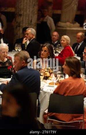 Kopenhagen, Dänemark. November 2023. Königin Letizia von Spanien (C) Königin Margrethe von Dänemark (L) in Glyptoteket in Kopenhagen, wo König Felipe und Königin Letizia von Spanien während ihres Staatsbesuchs in Dänemark eine Rückkehrvereinbarung veranstalten. (Foto: Ricardo Ramirez/NurPhoto) Credit: NurPhoto SRL/Alamy Live News Stockfoto