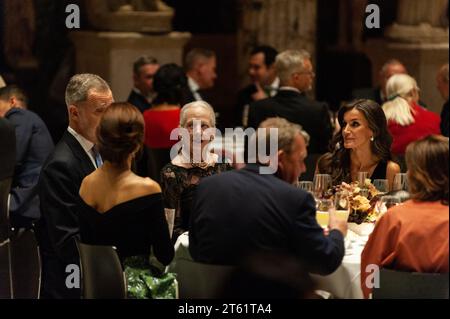 Kopenhagen, Dänemark. November 2023. Königin Margrethe von Dänemark (C) Königin Letizia von Spanien (R) in Glyptoteket in Kopenhagen, wo König Felipe und Königin Letizia von Spanien während ihres Staatsbesuchs in Dänemark eine Rückkehrvereinbarung veranstalten. (Foto: Ricardo Ramirez/NurPhoto) Credit: NurPhoto SRL/Alamy Live News Stockfoto